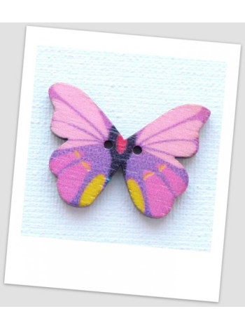 Пуговица деревянная в формі метелика, колір сиреневый, розмір 28 х21 мм, толщина 3мм, розмір отверстия 1,5 мм (id: 720017)